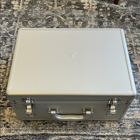 Air Jordan Metallic Silver Carrying Case - Picture 4 of 6